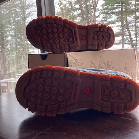 Organic Hemp Light Hikers. New in box. - Picture 2 of 7